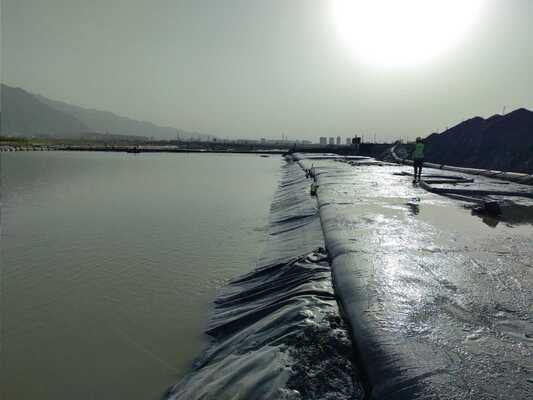 Kekuatan tarik 130130kn Geotekstil Dewatering Tubes Black SAND Panjang 505m awet dan solusi untuk aplikasi industri dewatering
