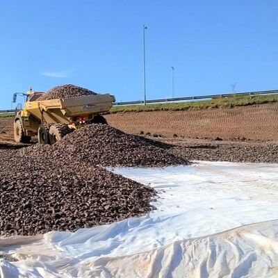 Industri Kelas Polypropylene PET Woven Geotextile Kain 300g awet untuk Tepi Sungai