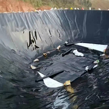 Liner Geomembran HDPE Tahan Tusukan untuk Penghalang Anti Bocor yang Tahan Lama dalam Aplikasi Pertanian dan Industri