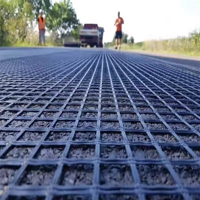 Geogrid Fiberglass yang sangat tahan UV untuk konstruksi jalan 1m-6m Lebar 12-50mm Ukuran kisi