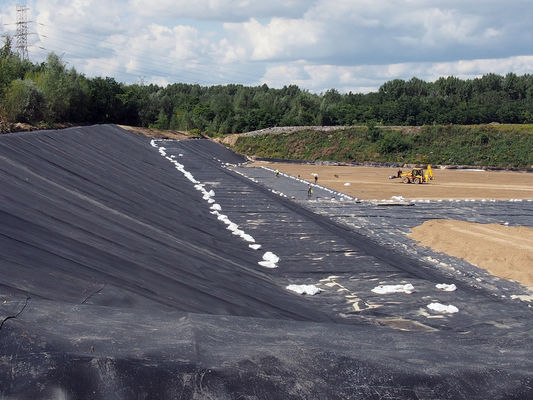 Lebar 1 hingga 12 meter Geomembran yang memberikan Perpanjangan saat Putus minimal 700 persen cocok untuk pelapis waduk dan sistem pengendalian erosi