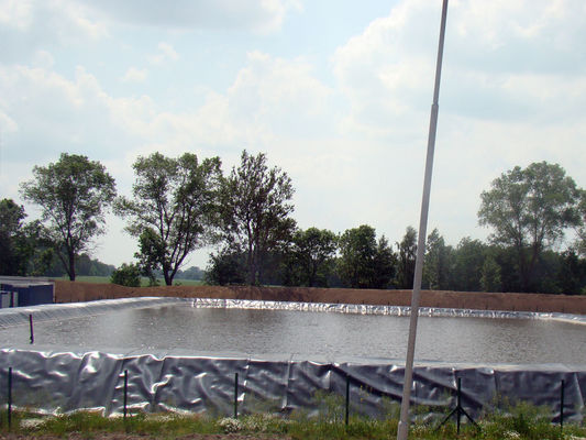 Lebar 1 hingga 12 meter Geomembran yang memberikan Perpanjangan saat Putus minimal 700 persen cocok untuk pelapis waduk dan sistem pengendalian erosi