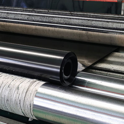 Lebar 1 hingga 12 meter Geomembran yang memberikan Perpanjangan saat Putus minimal 700 persen cocok untuk pelapis waduk dan sistem pengendalian erosi