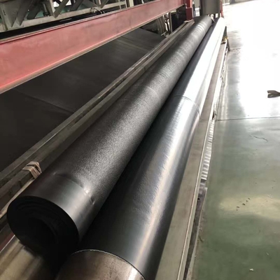Kandungan Karbon Hitam 2,0-3,0% Kekuatan robek ≥25KN/m Perpanjangan pada pecah ≥700% HDPE Geomembrane Liner untuk industri pertambangan