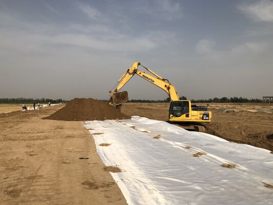 Panjang 50m 100m Kain Woven Geotextile Featuring CBR Kekuatan Pencuran ≥12KN dan Aperture Size 0.05 0.2mm Ideal untuk Proyek Pembangunan Jalan