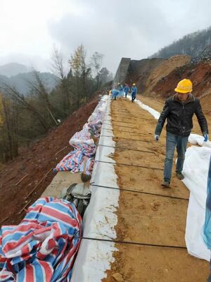 100-100kn Kekuatan tarik Geotekstil tenunan ideal untuk sistem drainase dan panjang penguatan tanah 50m sampai 100m