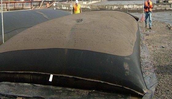 Black SAND Geotextile Dewatering Tubes Essential untuk Sand Dipenuhi Cofferdam Reklamasi dan Land Reclamation Aplikasi