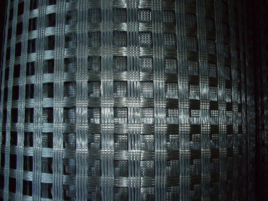Bitumen Dilapisi Fiberglass Geogrid 25KN Fiberglass Rendering Mesh Roll