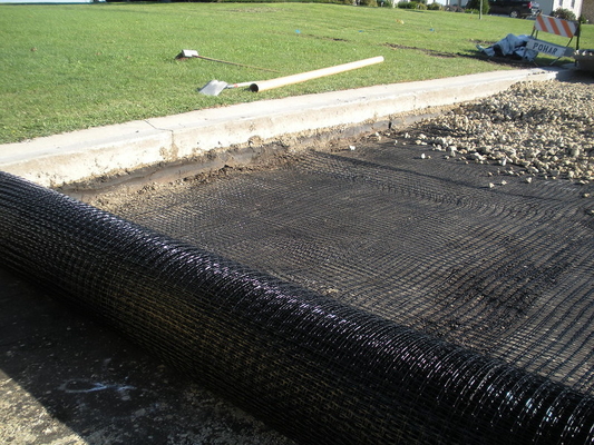 Geogrid Fiberglass yang sangat tahan UV untuk konstruksi jalan 1m-6m Lebar 12-50mm Ukuran kisi