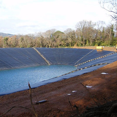 Indeks Oksigen ≥30 Persen HDPE Geomembran Hitam Putih Biru Hijau Abu-abu Merah Kuning Bahan Liner Tahan Lama Fleksibel Tahan Air