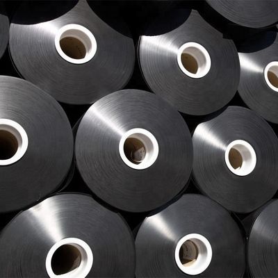 Panjang 50 hingga 100m Liner Geomembran HDPE Menawarkan Kekuatan Tarik Di Atas 15MPa dan Kandungan Karbon Hitam Berkisar dari 2.0 hingga 3.0 Persen