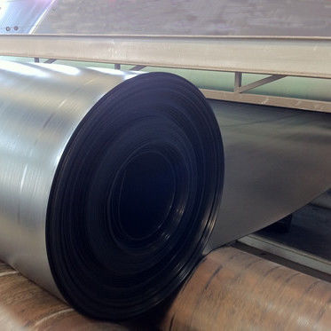 Panjang 50 hingga 100m Liner Geomembran HDPE Menawarkan Kekuatan Tarik Di Atas 15MPa dan Kandungan Karbon Hitam Berkisar dari 2.0 hingga 3.0 Persen