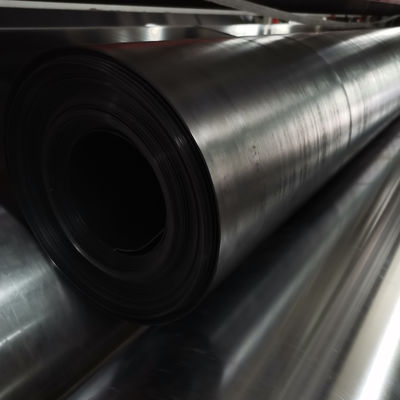 Ketahanan Tusuk 20N HDPE Geomembrane Liner Menawarkan Perpanjangan Saat Putus 700 Persen dan Kekuatan Sobek 25KN per Meter