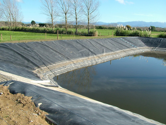 Geomembrane Komposit HDPE LDPE Kaku Anti Rembesan Kedap Air Bertekstur Halus