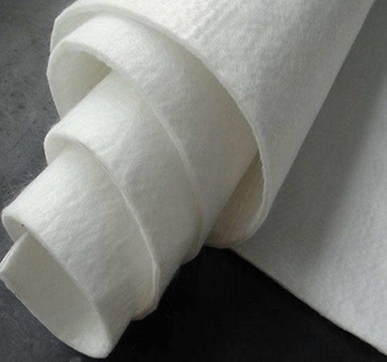 Kain Non Woven Anti UV Warna Putih Penutup Tanaman Pertanian